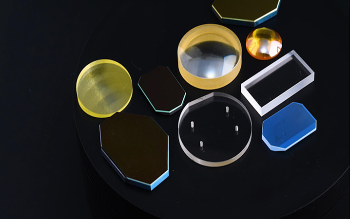 Um Optics optische Komponenten